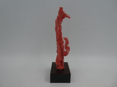 null Un sujet en corail sculptée Kwan Yin, socle en bois, Chine, hauteur 16 cm sans...