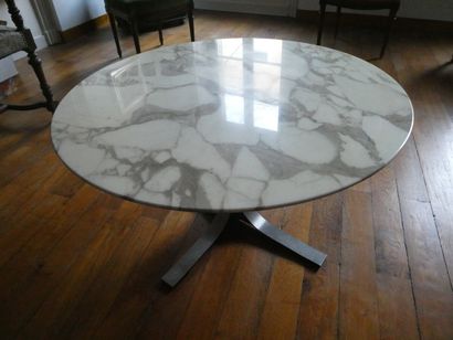 null Une table basse ronde plateau de marbre et pied acier, années 70, diamètre 90...