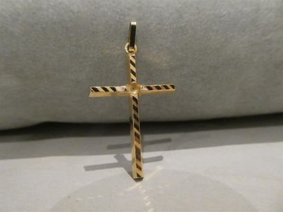 null Un pendentif croix en or jaune, 1,10 gr