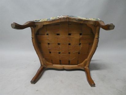 null Un fauteuil à dossier plat en acolades en bois naturel mouluré et sculpté de...