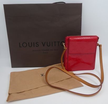 null VUITTON Louis Paris, un sac en cuir monogrammé verni de couleur rouge, 18 x...