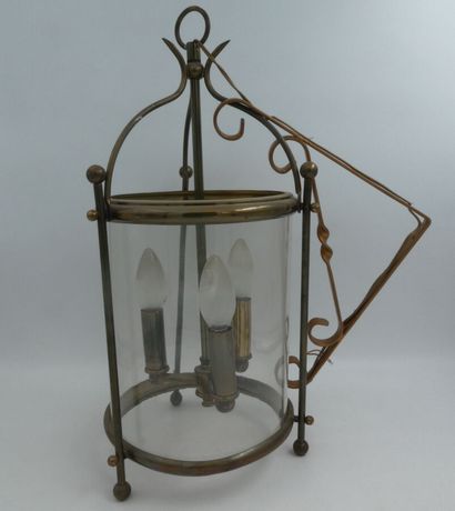 null Une lanterne et potence en alliage cuivreux et verre, hauteur 48 cm