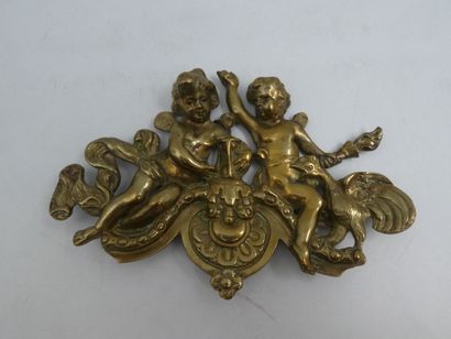 null Un motif en bronze à décor de deux putti tenant un sablier un coq figurant l'allégorie...