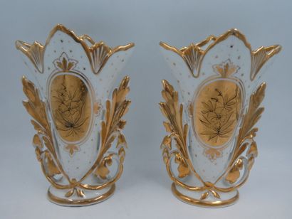 null Une paire de vases d'église en porcelaine à décor blanc et or, hauteur 23 c...