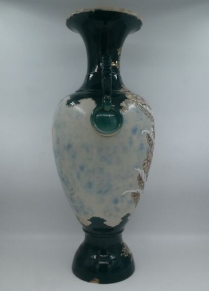null Un grande vase en céramique à décor floral polychrome marqué sous la base "Athenes...