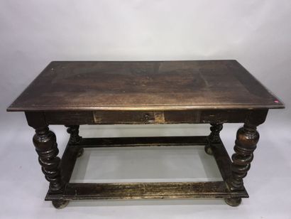 null Un bureau ouvrant à un tiroirs en ceinture, pieds torsadés, Style Louis XII...