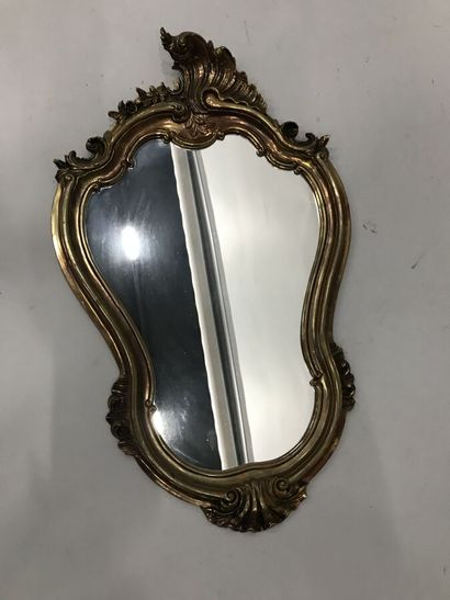 null Un petit miroir doré, style Louis XV, hauteur 60 cm