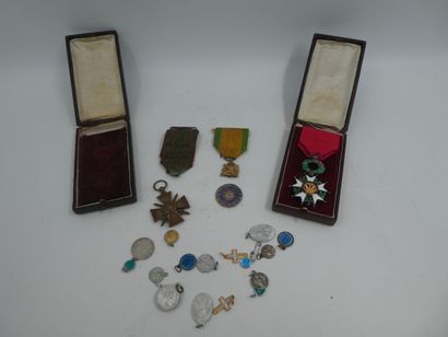 null LOT MEDAILLES, Légion d'honneur, Croix de guerre, Valeur et Discipline (accident)...