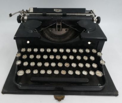 null ROYAL une machine à écrire avec sa boîte de transport