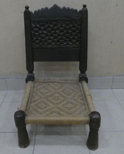 null Chaise basse en bois et fibres végétales, Inde