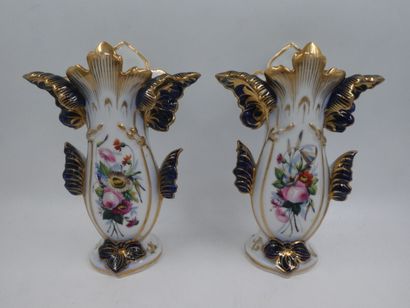 Une paire de vases en porcelaine à décor...