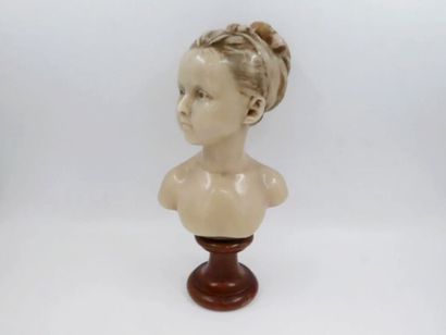 null Un buste de jeune fille en cire piédouche en bois tourné, hauteur 33 cm