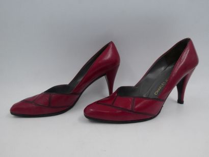 null JOURDAN Charles, une paire d'escarpins en cuir rouge, T 38