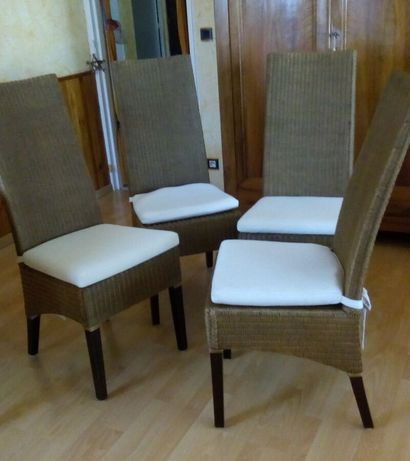 null LLYOD LOOM une série de quatre chaises "Inès" en loom caramel avec quatre coussins...