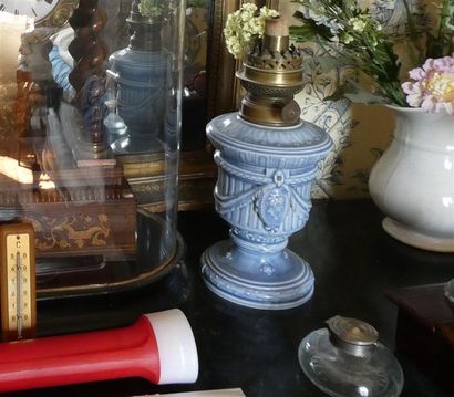 null Une lampe à pétrole en céramique bleue, un vase en faïence de Nevers Montagnon...