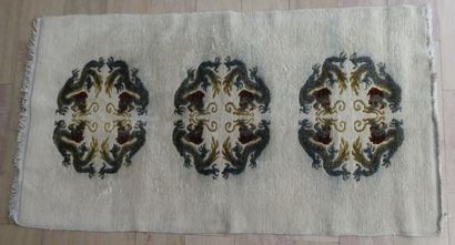null Un petit tapis en laine à décor de dragons sur fond beige, Chine, 171 x 92 ...