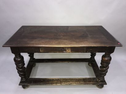 null Un bureau ouvrant à un tiroirs en ceinture, pieds torsadés, Style Louis XII...
