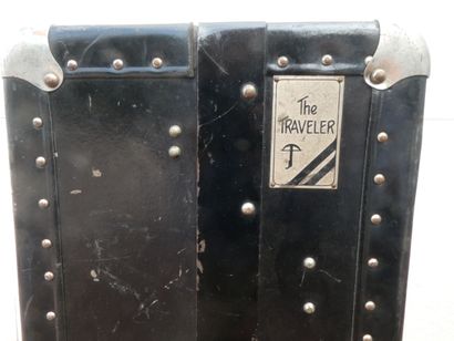 null THE TRAVELLER, une malle en carton noir transformée en vitrine, 75 x 48 x 22...