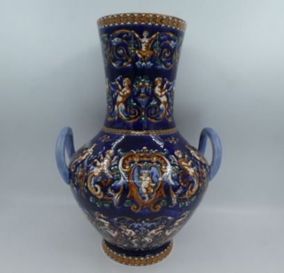 null GIEN, un grand vase en faïence à décor polychrome de grotesques sur fond bleu,...