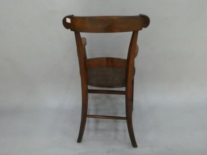 null Une chaise de bébé en bois ciré ancienne