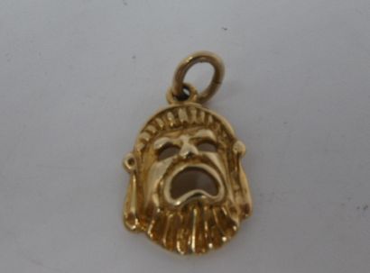 null Un pendentif en or jaune 14 carats 585 à décor d'un masque de tragédie antique,...