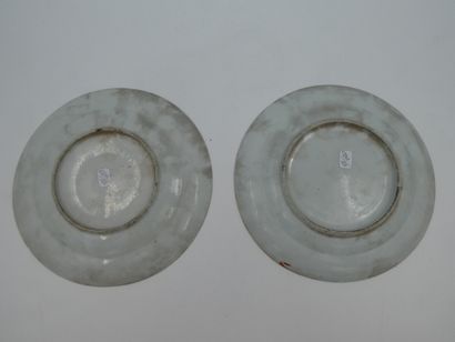 null Paire d'assiettes en porcelaine à décor polychrome, Chine Canton, diamètre 20,5...
