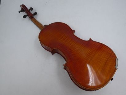 null Un violon 3/4, étiquette BRETON Mirecourt 1831 à fond une pièce étiquette Paul...