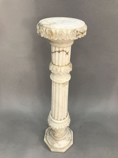 null Une colonne en marbre, hauteur 103 cm