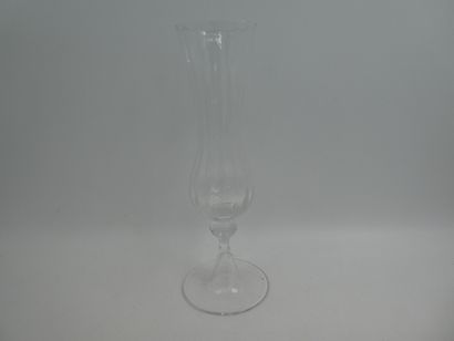 null DAUM un vase en cristal reposant sur un piédouche, hauteur 29 cm