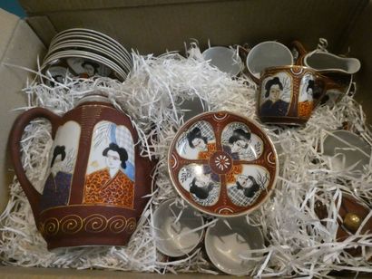 null Un service à café en porcelaine à décor polychrome, Japon comprenant dix tasses...