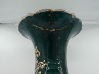 null Un grande vase en céramique à décor floral polychrome marqué sous la base "Athenes...