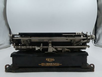 null ROYAL une machine à écrire avec sa boîte de transport