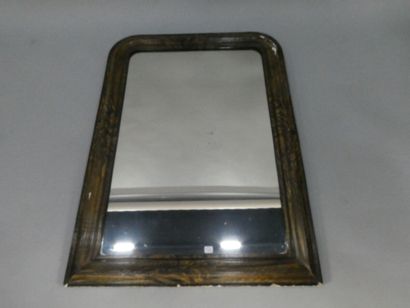 null Un miroir en stuc laqué faux bois, vers 1900, 88 x 65 cm (maqnue en haut à ...