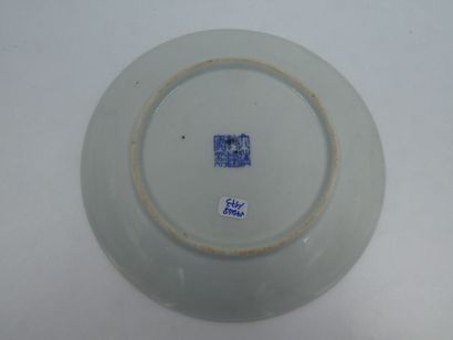 null Une assiettte en porcelaine à décor polychrome, Chine