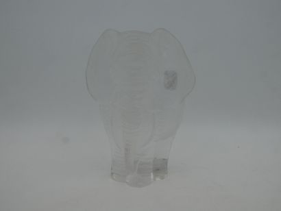 null Mats JONASSON (Né en 1945 - Suède), presse-papiers figurant un éléphant en cristal,...