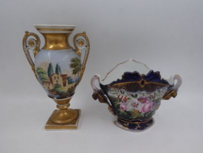 null LOT : un vase fuseau épaulé de deux anses en porcelaine de Paris à décor de...