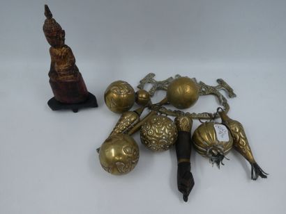 null Amulette dite "Penca de Balangandan" en laiton et calebasse constitué d'une...