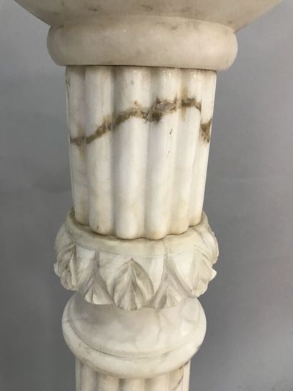 null Une colonne en marbre, hauteur 103 cm