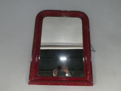 null Un miroir en stuc à décor en relief, vers 1900, relaqué bordeaux, 73 x 55 c...