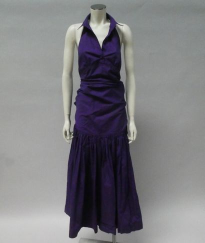 null Angelo TARLAZZI, circa 1985. Long dress in purple cotton blend. T 38. White...