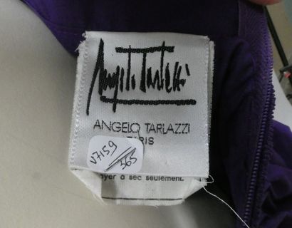 null Angelo TARLAZZI, circa 1985. Robe longue en coton mélangé violet. T 38. Griffe...