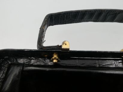 null Black crocodile bag with one handle and gold metal trim, 18 x 28 x 7 cm (worn...