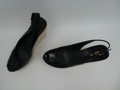 null MIU MIU, paire de chaussures à talons compensés à brides arrière en veni noir,...