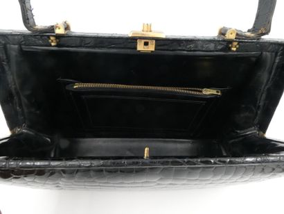 null Black crocodile bag with one handle and gold metal trim, 18 x 28 x 7 cm (worn...