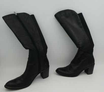 null Mario FERUCCI, pair of black leather boots with zipper, size 38