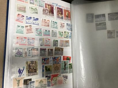 null 7 classeurs de timbres des ex-pays de l'Est , grande majorité neufs, avec série...