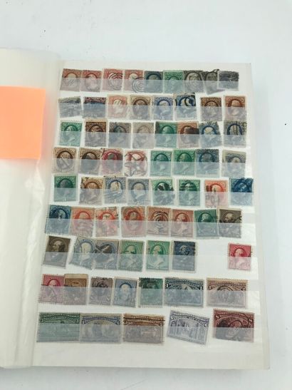 null Une collection de timbres des Etats Unis en 3 albums de timbres neufs et oblitérés...