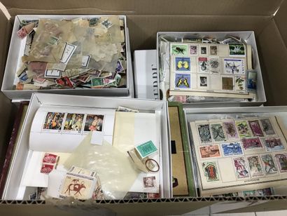 null Gros carton contenant 38 boites de timbres du monde entier neufs et oblitér...