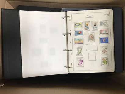 null Un carton contenant 21 albums de timbres neufs et oblitérés (dont 11 albums...