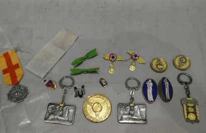 null Ordres et décorations dont 3 porte-clefs Les Médailles militaires 56e section...
